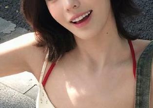 微密圈 – 童小芯最新泳装美图，看看她如何在镜头中展现完美身材曲线