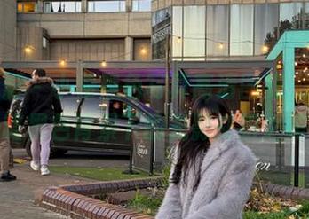 纳丝摄影 – 小希黑色写真高清图集，带你领略黑色背景下的光影交织之美