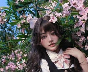 少女与花的诗情画意：芊川一笑MNK私拍原图欣赏
