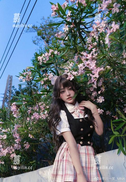 芊川一笑MNK 少女与花的诗情画意:芊川一笑MNK私拍原图欣赏