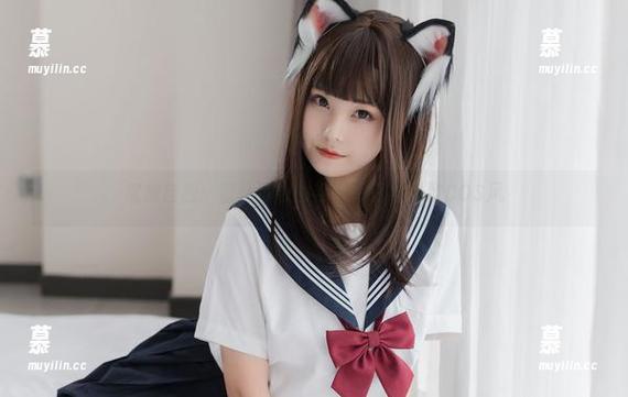 绽放自我：蜜汁猫裘的裸足写真与别致COS风