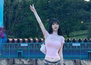 袜啵啵 – 隐藏版“芝士御姐”原图！图包里的神秘角色曝光