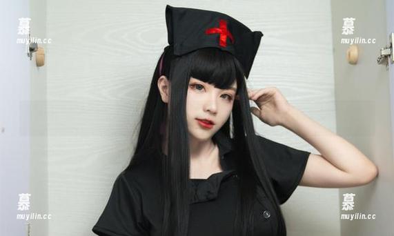 私拍欣赏：起起子vvvv黑丝足写真，展现她独特的时尚品味与风情