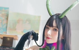 自我调侃，雯妹不讲道理的丝袜高清资源：看了让人心动的美丽瞬间！