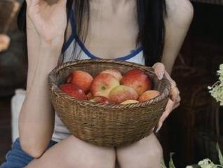 青豆客 – 探索Akiki朱若慕的白色作品集，分享她的灵感与创作历程