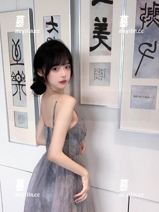 青豆客-佟蔓 青豆客 - 在无圣光的世界里:佟蔓白裙作品展现独特的个性