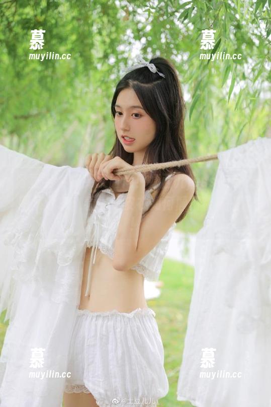 青豆客-婕西儿jessie 青豆客 - 搞笑又时尚!婕西儿jessie皮衣图集分享:看看这皮衣如何颠覆秋冬搭配!