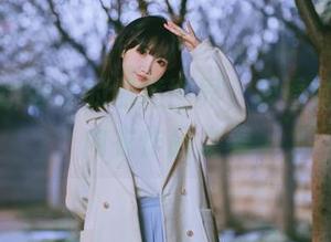 探索面饼仙儿的创意世界，观看她的混搭内衣作品之美